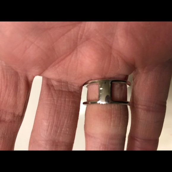 Gorgeous Kendra Scott ring - Picture 3 of 3